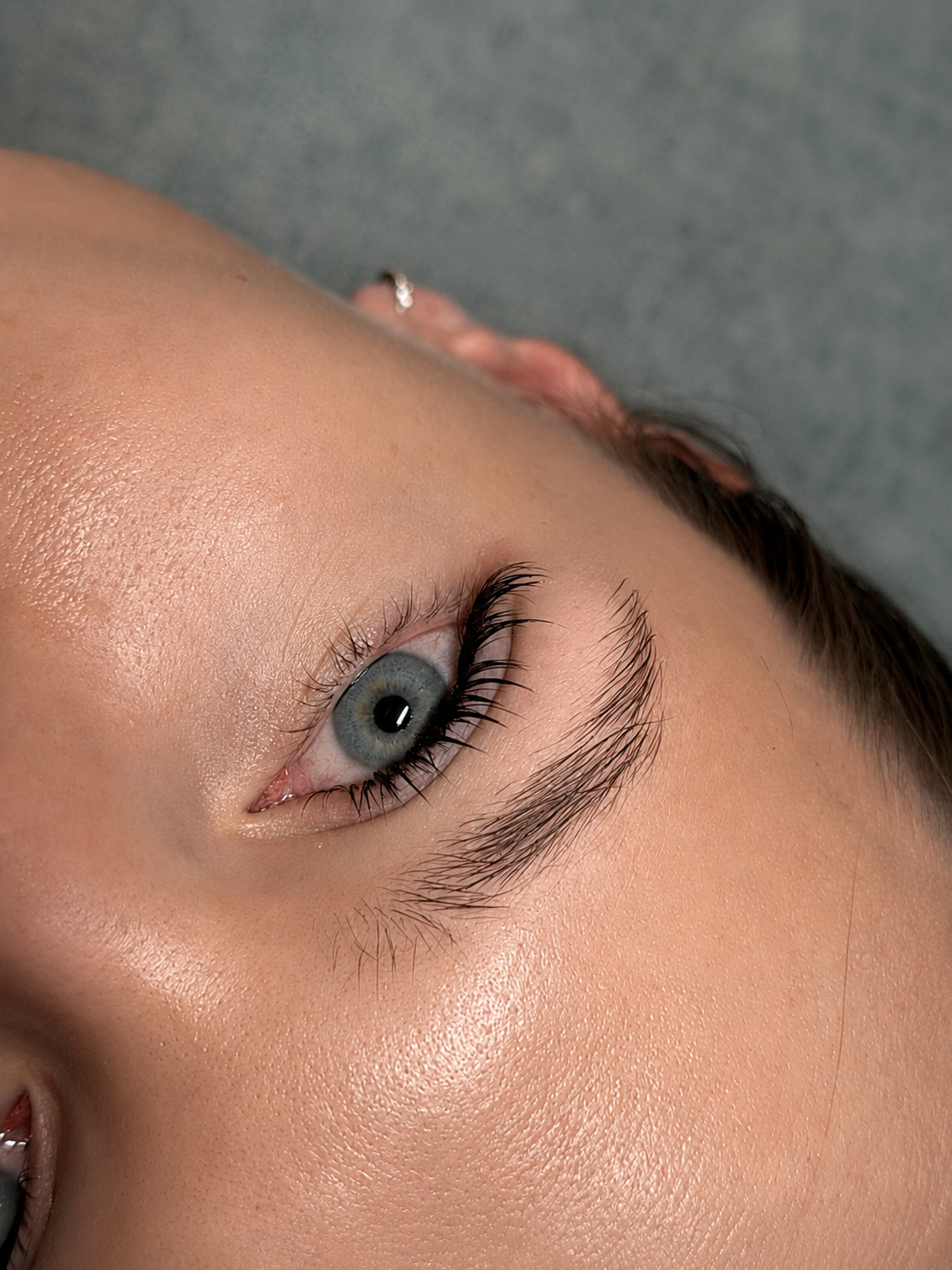 Detail einer präzisen Wimpernverlängerung